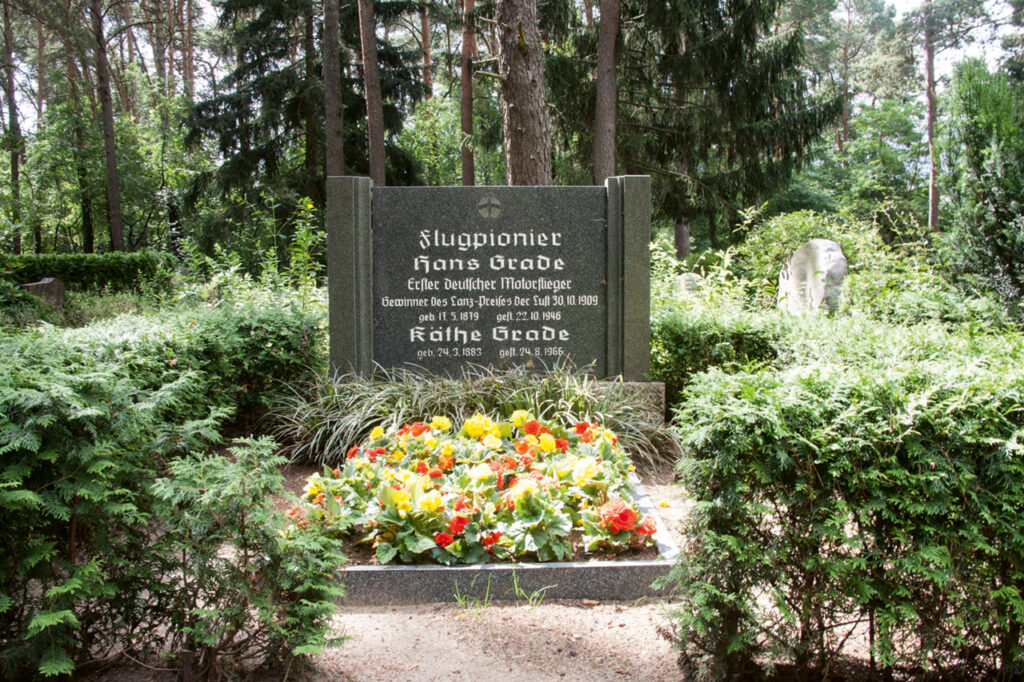 Grabstein des ersten deutschen Motorfliegers Hans Grade. Foto: L. Behnke