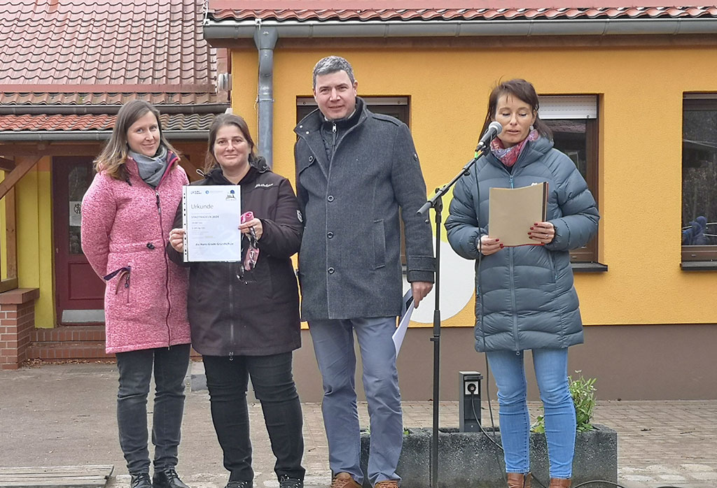 v.l.n.r.: Schulleiterin Frau Machuy, STADTRADELN-Promoterin Ines Renner, Amtsdirektor Mathias Ryll Lehrerin Frau Schlegel; Foto: Amt Brück/K. Fröhlich